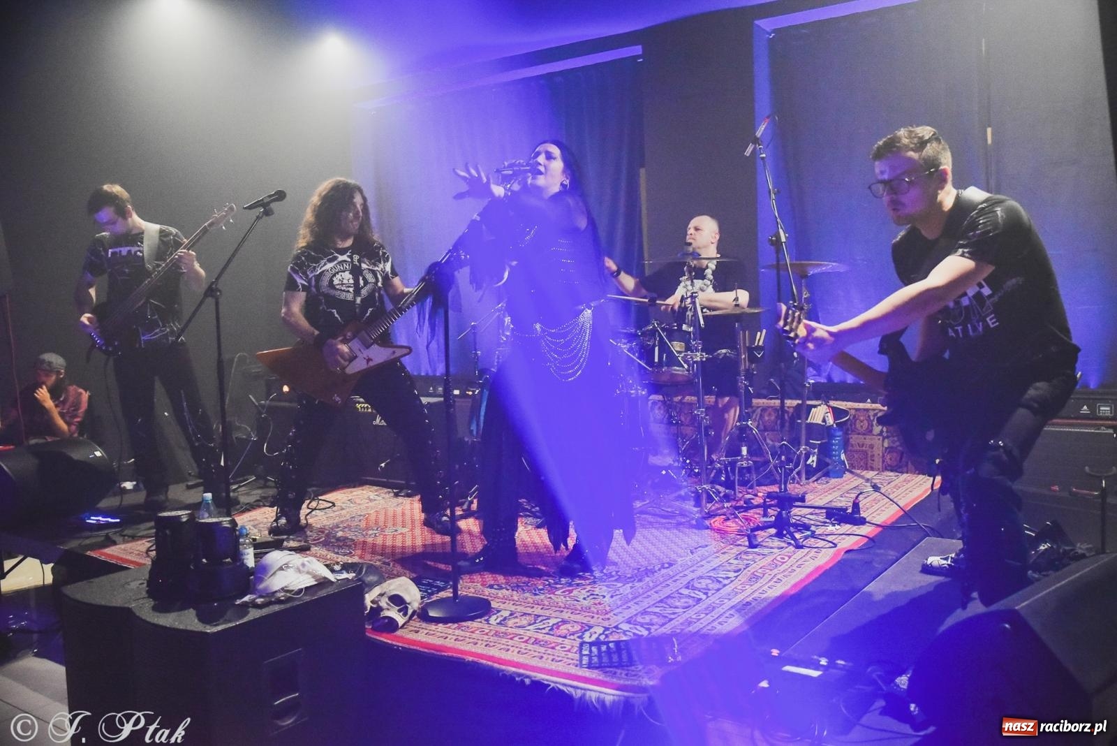 Zdjęcie w galerii na portalu naszraciborz.pl: Rockowe brzmienia w Raciborzu. Fantom zagrał w Tęczowej wiadomości z regionu