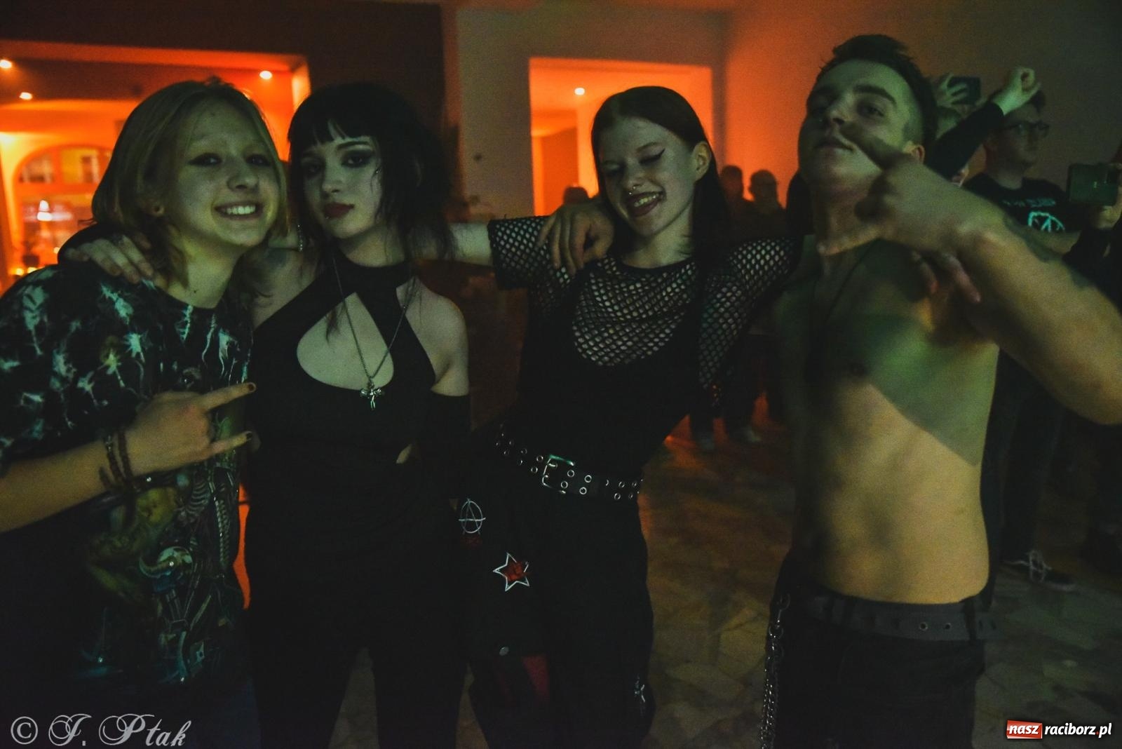 Zdjęcie w galerii na portalu naszraciborz.pl: Rockowe brzmienia w Raciborzu. Fantom zagrał w Tęczowej wiadomości z regionu