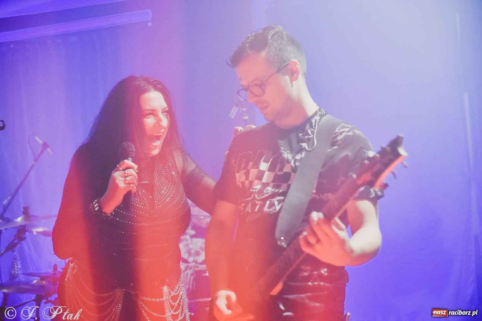 Zdjęcie w galerii na portalu naszraciborz.pl: Rockowe brzmienia w Raciborzu. Fantom zagrał w Tęczowej wiadomości z regionu