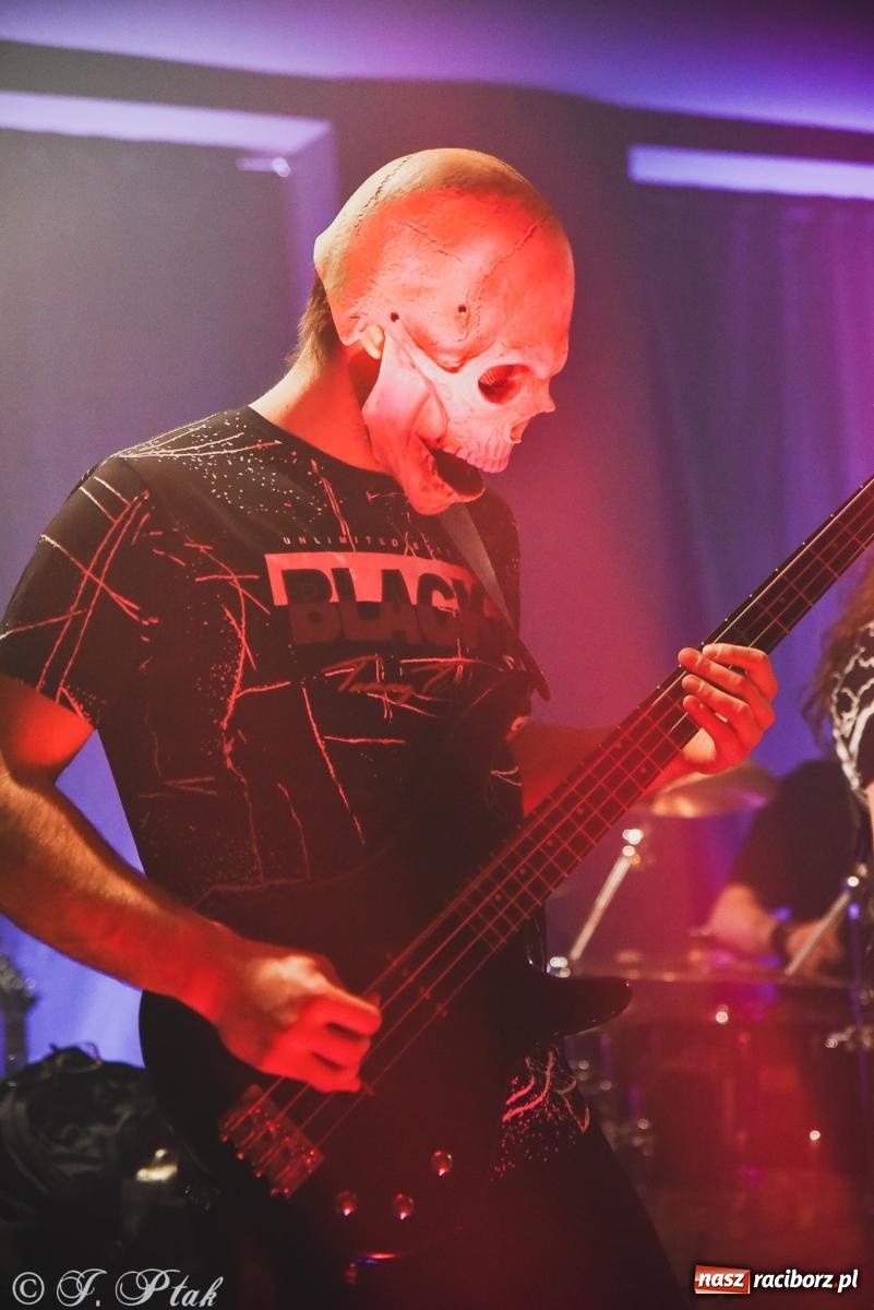 Zdjęcie w galerii na portalu naszraciborz.pl: Rockowe brzmienia w Raciborzu. Fantom zagrał w Tęczowej wiadomości z regionu