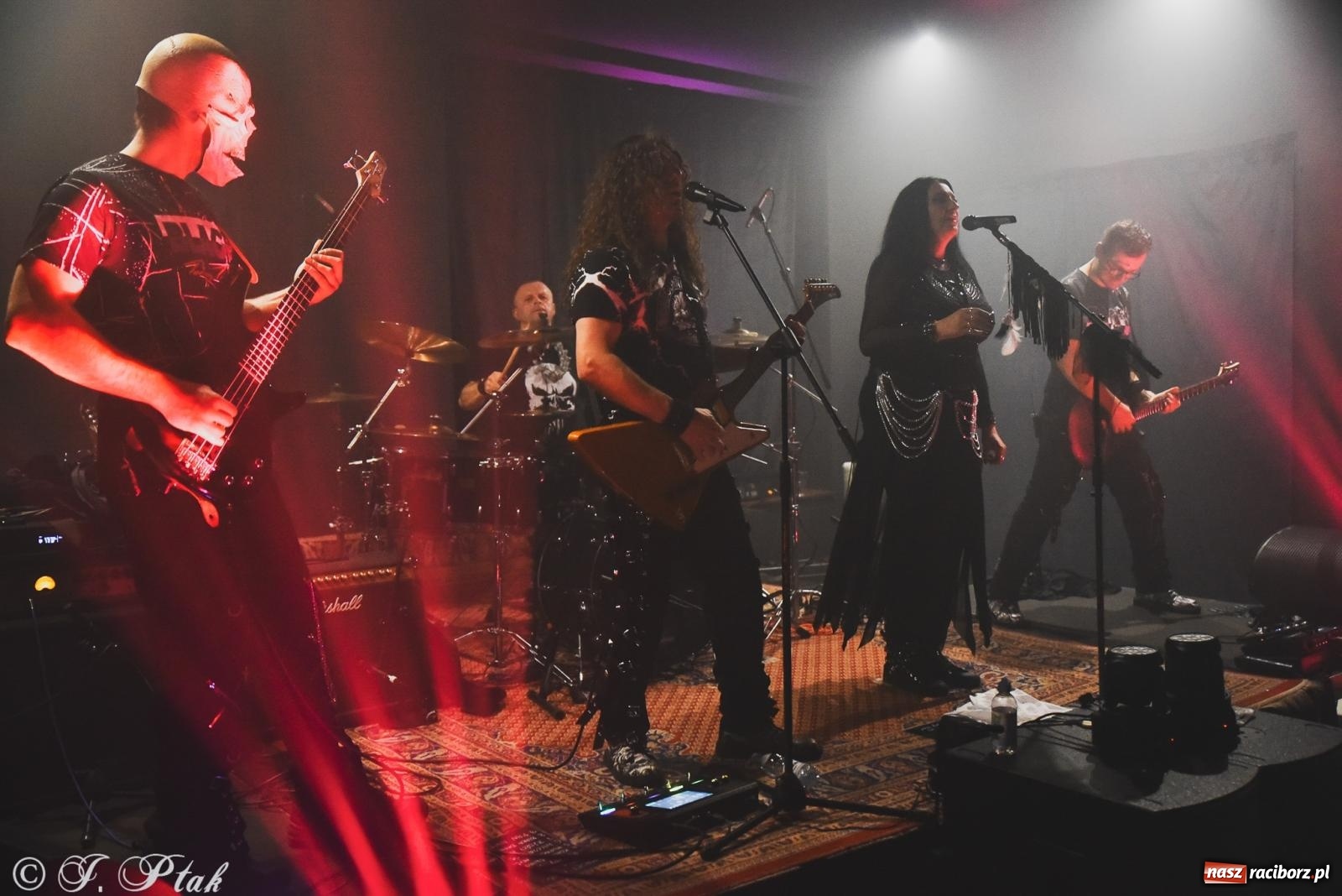 Zdjęcie w galerii na portalu naszraciborz.pl: Rockowe brzmienia w Raciborzu. Fantom zagrał w Tęczowej wiadomości z regionu