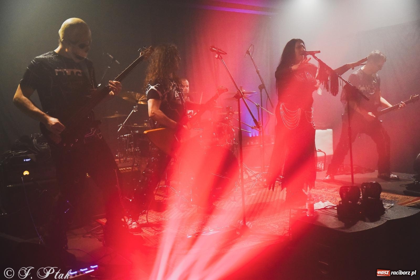 Zdjęcie w galerii na portalu naszraciborz.pl: Rockowe brzmienia w Raciborzu. Fantom zagrał w Tęczowej wiadomości z regionu