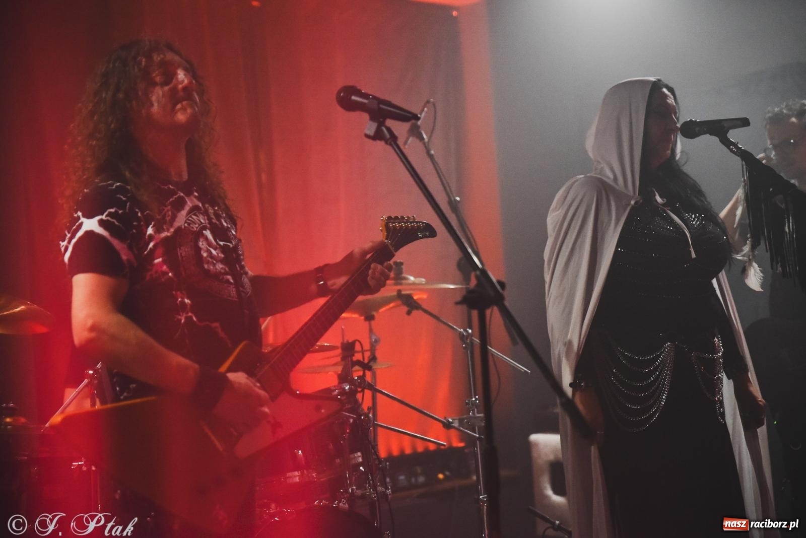 Zdjęcie w galerii na portalu naszraciborz.pl: Rockowe brzmienia w Raciborzu. Fantom zagrał w Tęczowej wiadomości z regionu