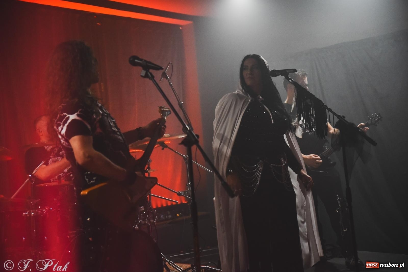 Zdjęcie w galerii na portalu naszraciborz.pl: Rockowe brzmienia w Raciborzu. Fantom zagrał w Tęczowej wiadomości z regionu