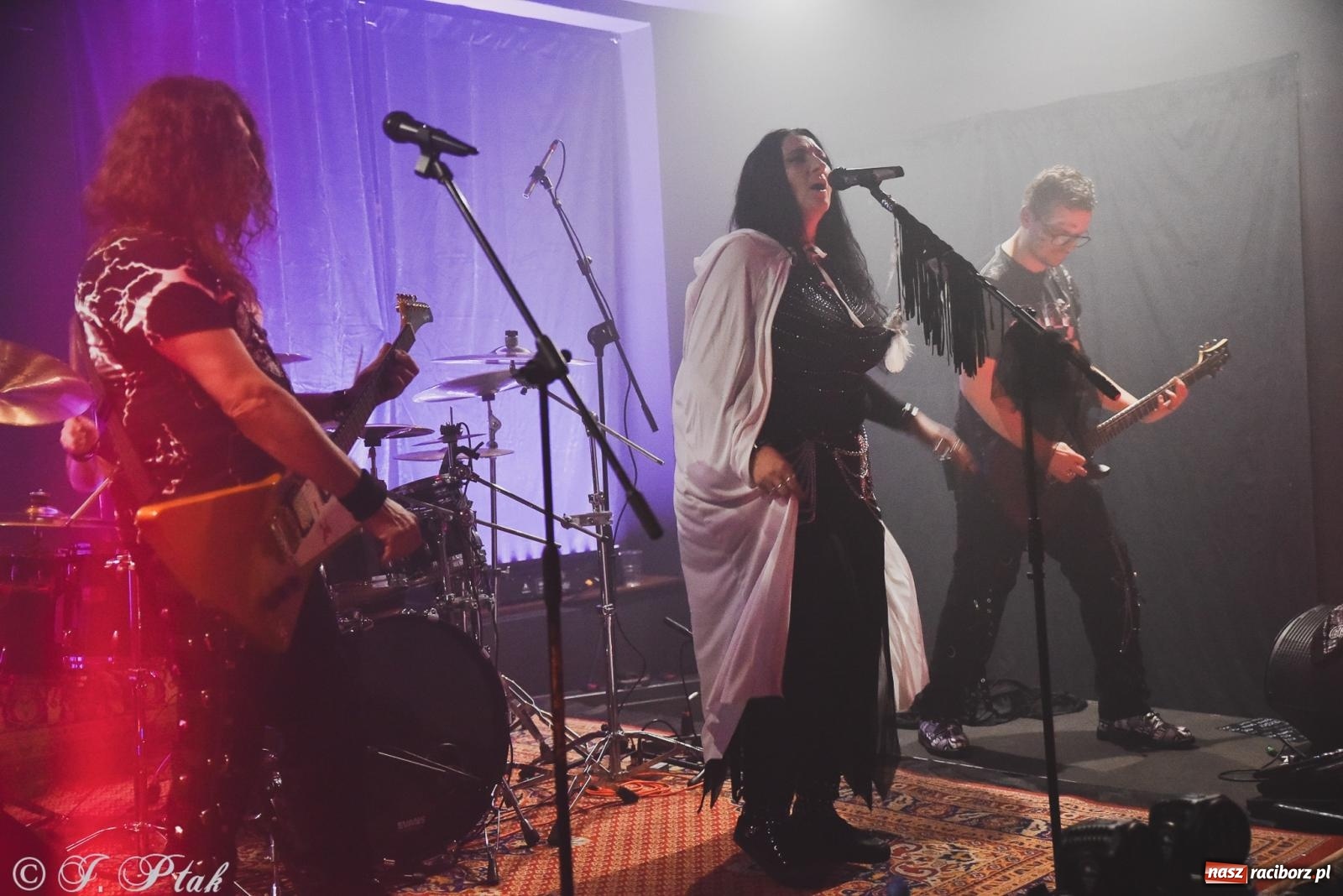 Zdjęcie w galerii na portalu naszraciborz.pl: Rockowe brzmienia w Raciborzu. Fantom zagrał w Tęczowej wiadomości z regionu