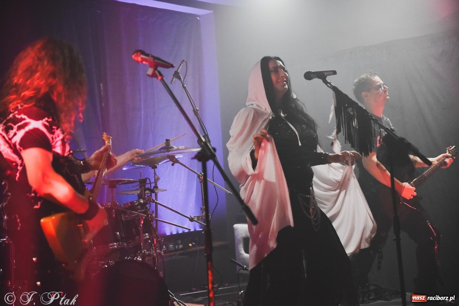 Zdjęcie w galerii na portalu naszraciborz.pl: Rockowe brzmienia w Raciborzu. Fantom zagrał w Tęczowej wiadomości z regionu