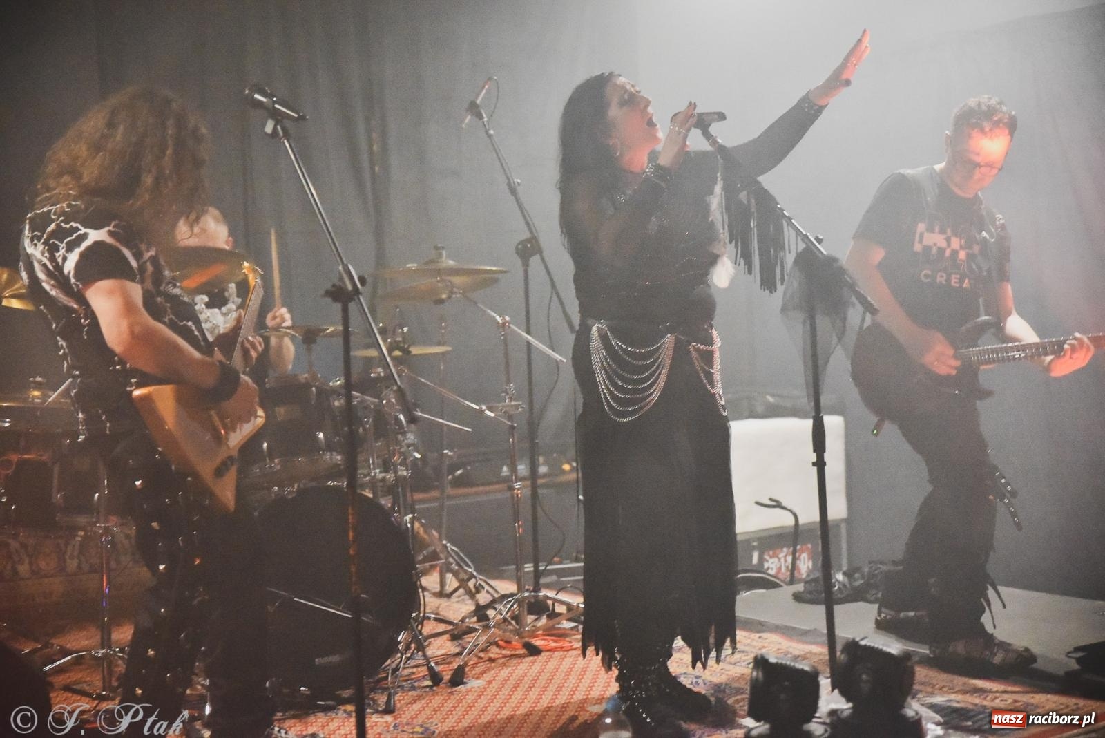 Zdjęcie w galerii na portalu naszraciborz.pl: Rockowe brzmienia w Raciborzu. Fantom zagrał w Tęczowej wiadomości z regionu