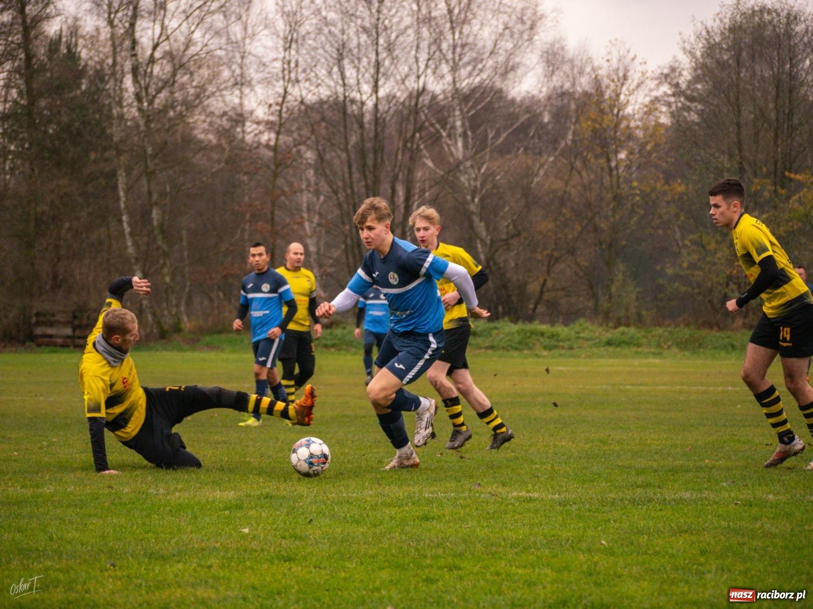 Zdjęcie w galerii na portalu naszraciborz.pl: Pięć goli i oprawa rodem z wyższej ligi. Derby w Górkach Śląskich pełne emocji [FOTO] wiadomości z regionu