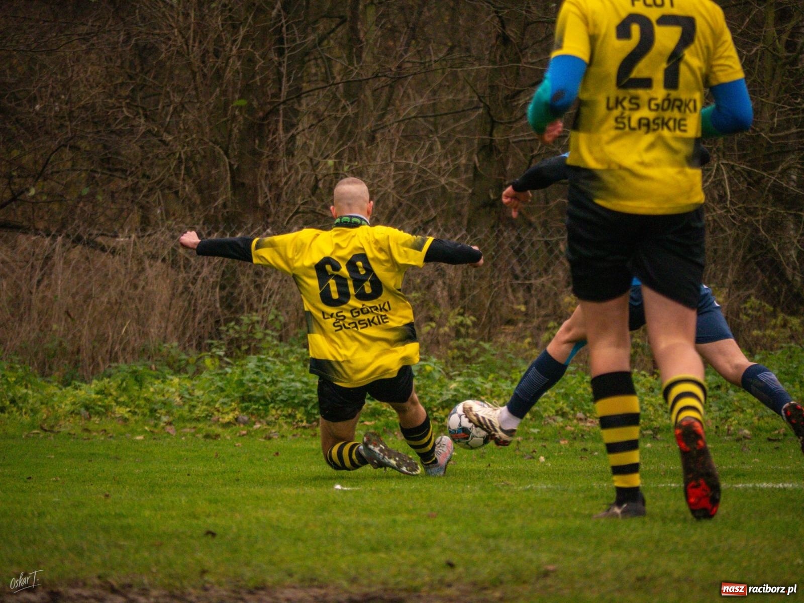 Zdjęcie w galerii na portalu naszraciborz.pl: Pięć goli i oprawa rodem z wyższej ligi. Derby w Górkach Śląskich pełne emocji [FOTO] wiadomości z regionu