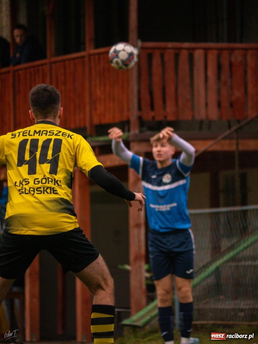 Zdjęcie w galerii na portalu naszraciborz.pl: Pięć goli i oprawa rodem z wyższej ligi. Derby w Górkach Śląskich pełne emocji [FOTO] wiadomości z regionu