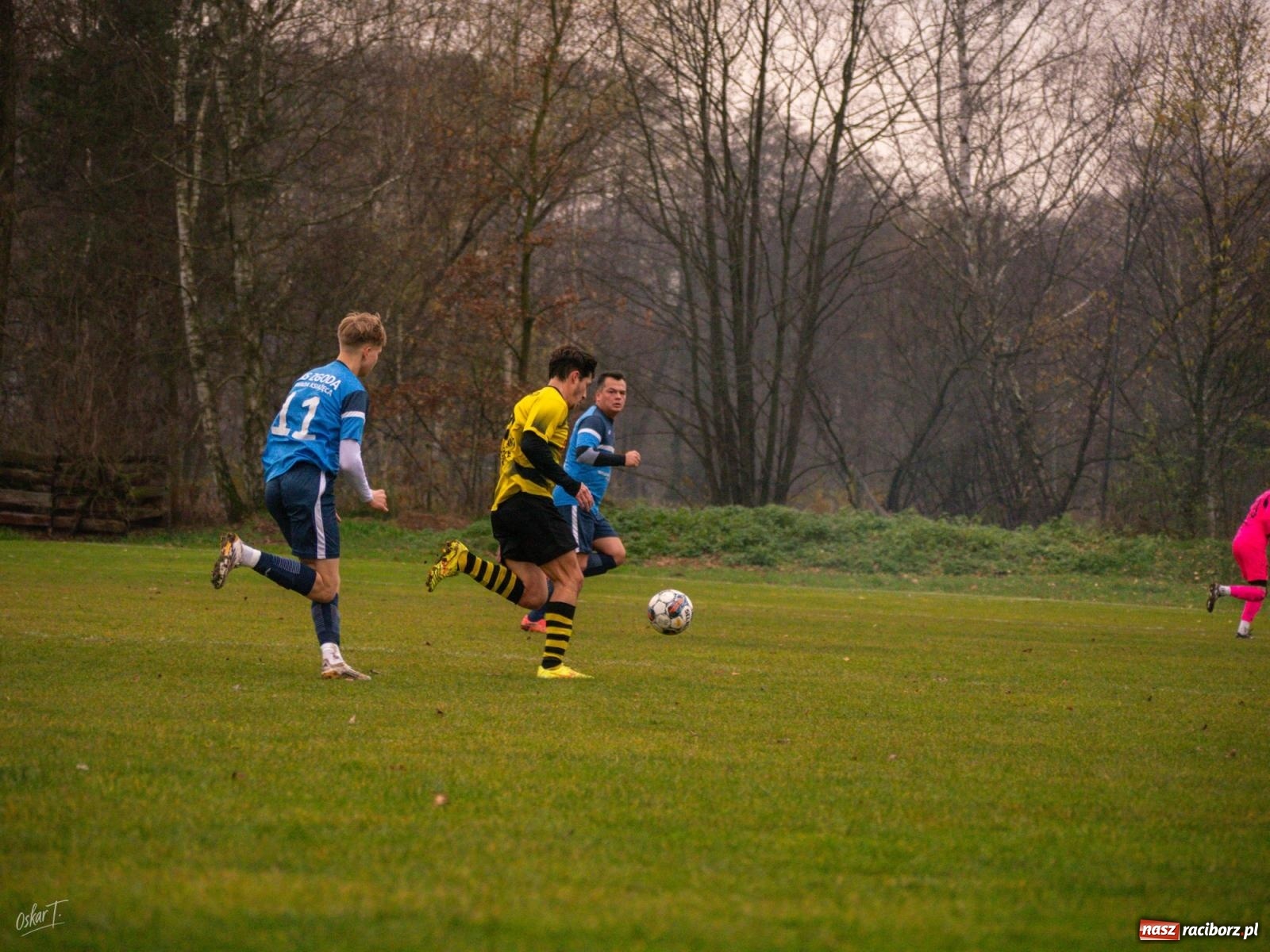 Zdjęcie w galerii na portalu naszraciborz.pl: Pięć goli i oprawa rodem z wyższej ligi. Derby w Górkach Śląskich pełne emocji [FOTO] wiadomości z regionu