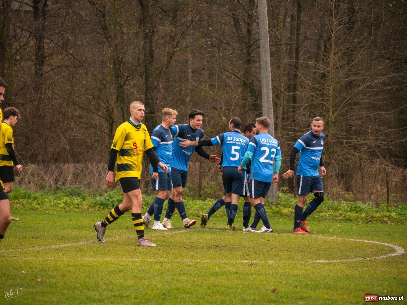 Zdjęcie w galerii na portalu naszraciborz.pl: Pięć goli i oprawa rodem z wyższej ligi. Derby w Górkach Śląskich pełne emocji [FOTO] wiadomości z regionu
