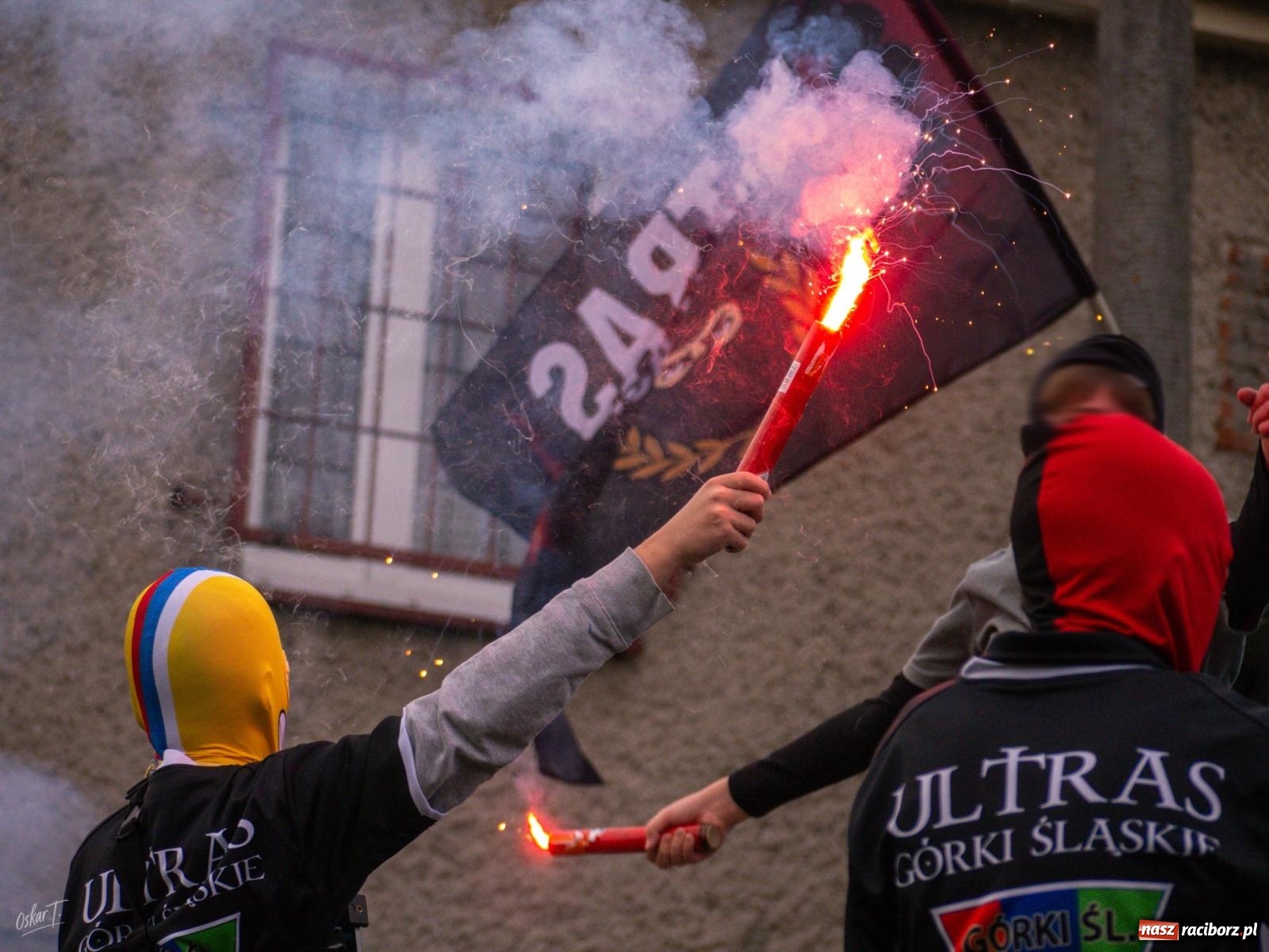 Zdjęcie w galerii na portalu naszraciborz.pl: Pięć goli i oprawa rodem z wyższej ligi. Derby w Górkach Śląskich pełne emocji [FOTO] wiadomości z regionu