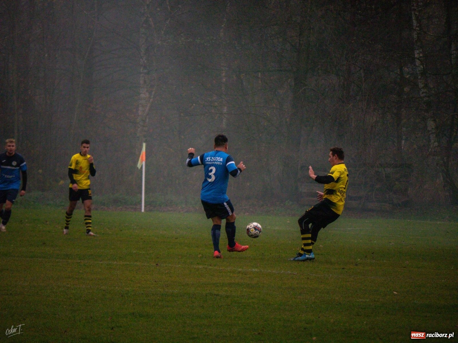 Zdjęcie w galerii na portalu naszraciborz.pl: Pięć goli i oprawa rodem z wyższej ligi. Derby w Górkach Śląskich pełne emocji [FOTO] wiadomości z regionu