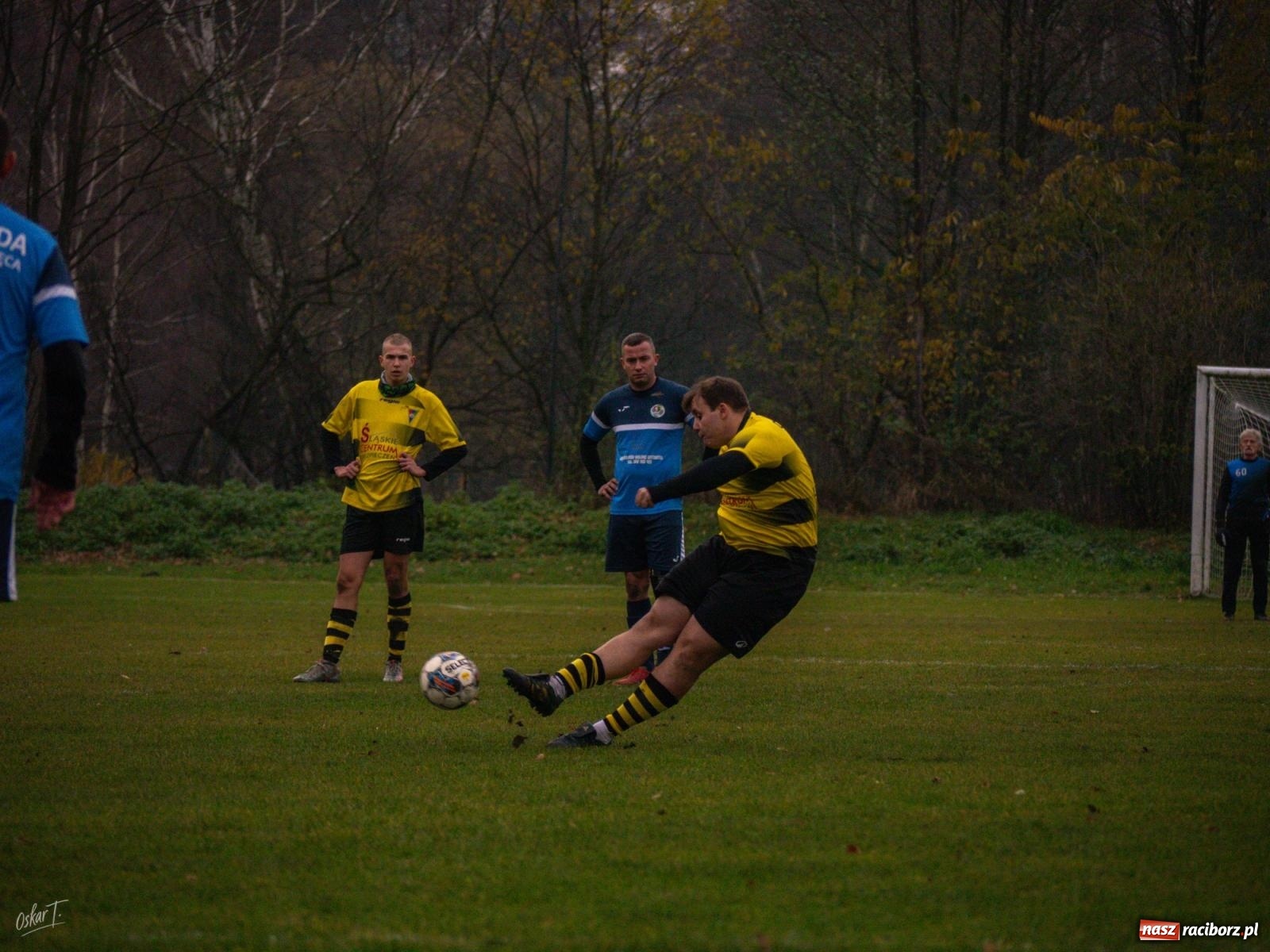 Zdjęcie w galerii na portalu naszraciborz.pl: Pięć goli i oprawa rodem z wyższej ligi. Derby w Górkach Śląskich pełne emocji [FOTO] wiadomości z regionu