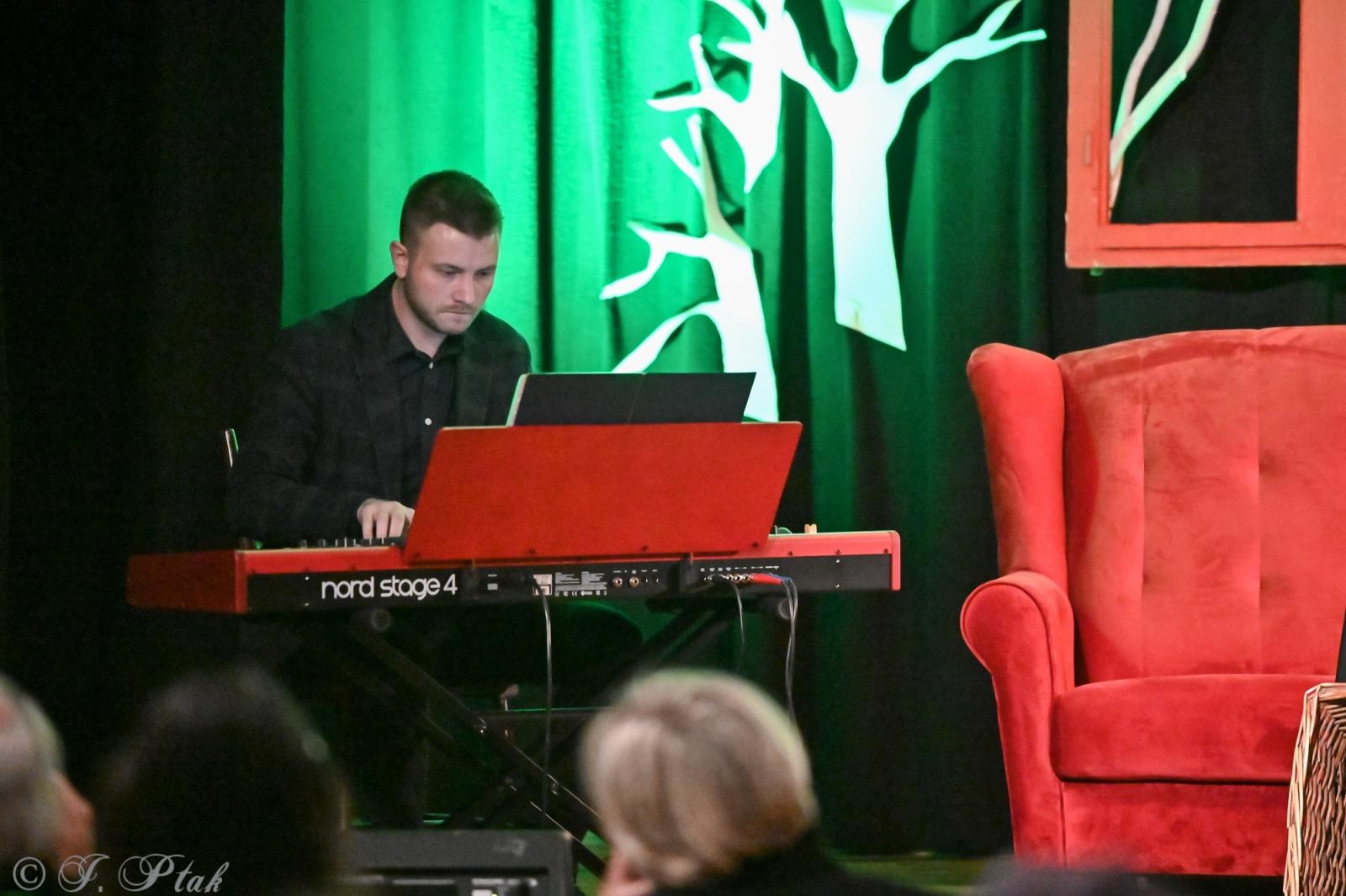 Zdjęcie w galerii na portalu naszraciborz.pl: Ewa Lipska gościem specjalnym promocji 42. Almanachu Prowincjonalnego wiadomości z regionu