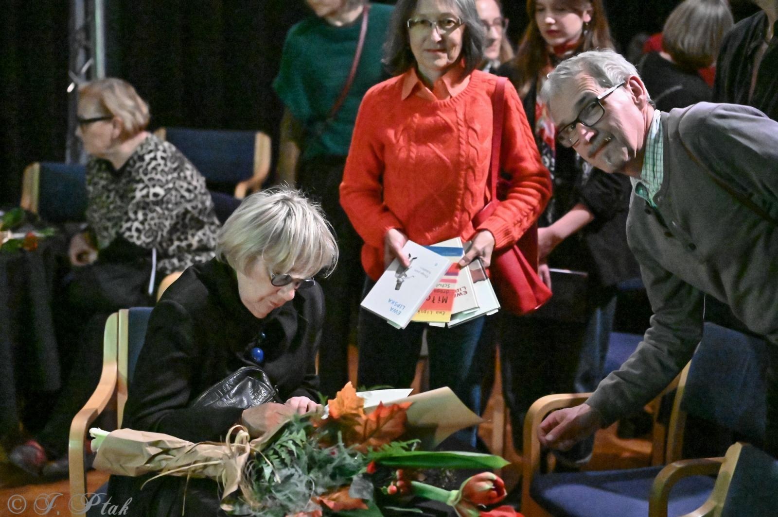 Zdjęcie w galerii na portalu naszraciborz.pl: Ewa Lipska gościem specjalnym promocji 42. Almanachu Prowincjonalnego wiadomości z regionu