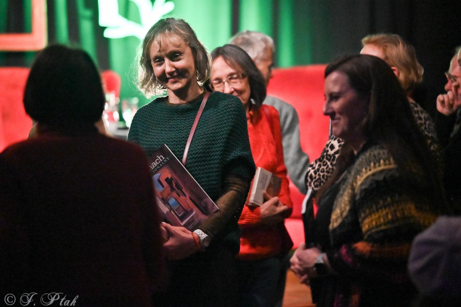 Zdjęcie w galerii na portalu naszraciborz.pl: Ewa Lipska gościem specjalnym promocji 42. Almanachu Prowincjonalnego wiadomości z regionu