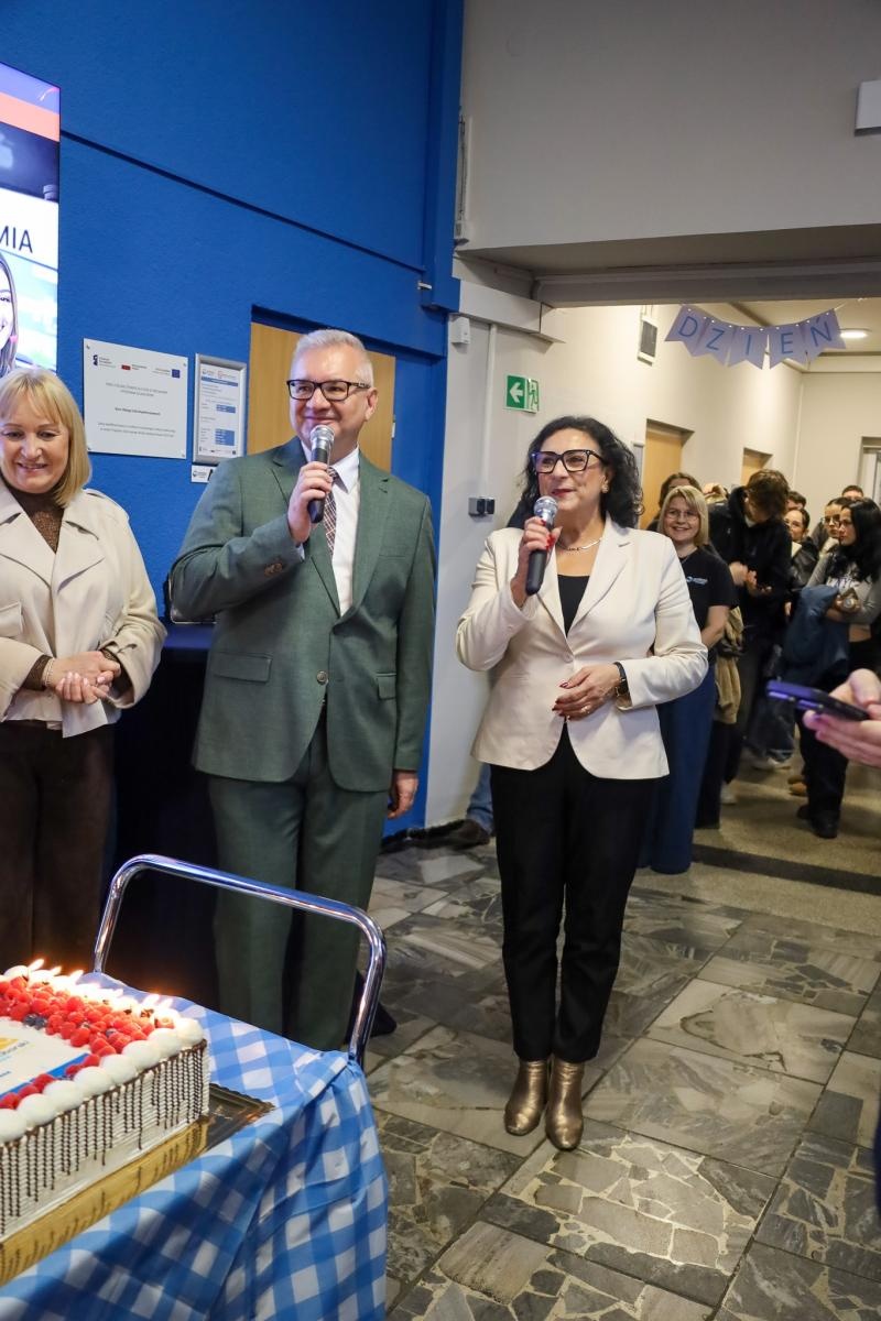 Zdjęcie w galerii na portalu naszraciborz.pl: Międzynarodowy Dzień Studenta w raciborskiej ANS. Święto pełne energii, integracji i słodkich atrakcji wiadomości z regionu