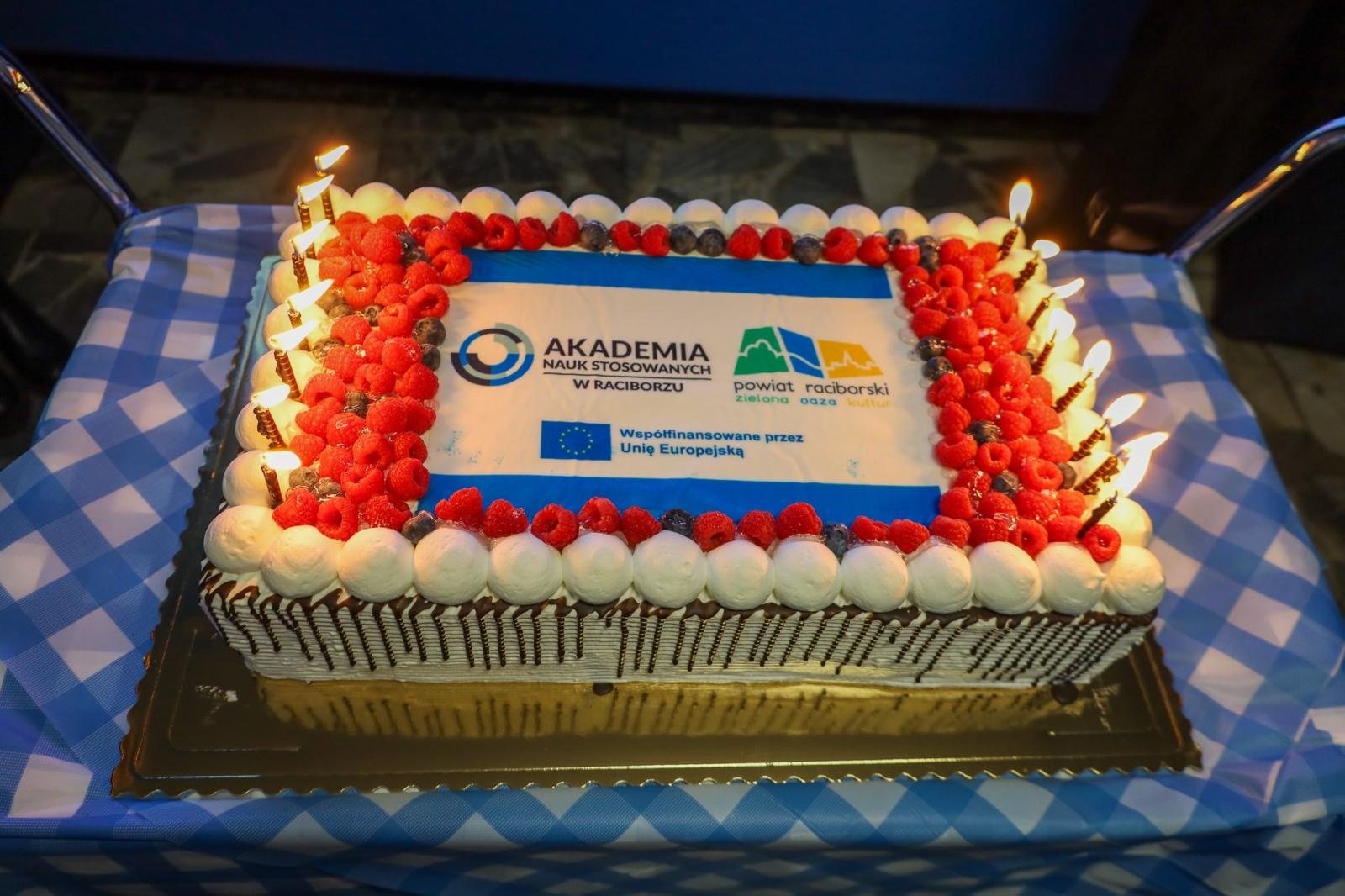 Zdjęcie w galerii na portalu naszraciborz.pl: Międzynarodowy Dzień Studenta w raciborskiej ANS. Święto pełne energii, integracji i słodkich atrakcji wiadomości z regionu