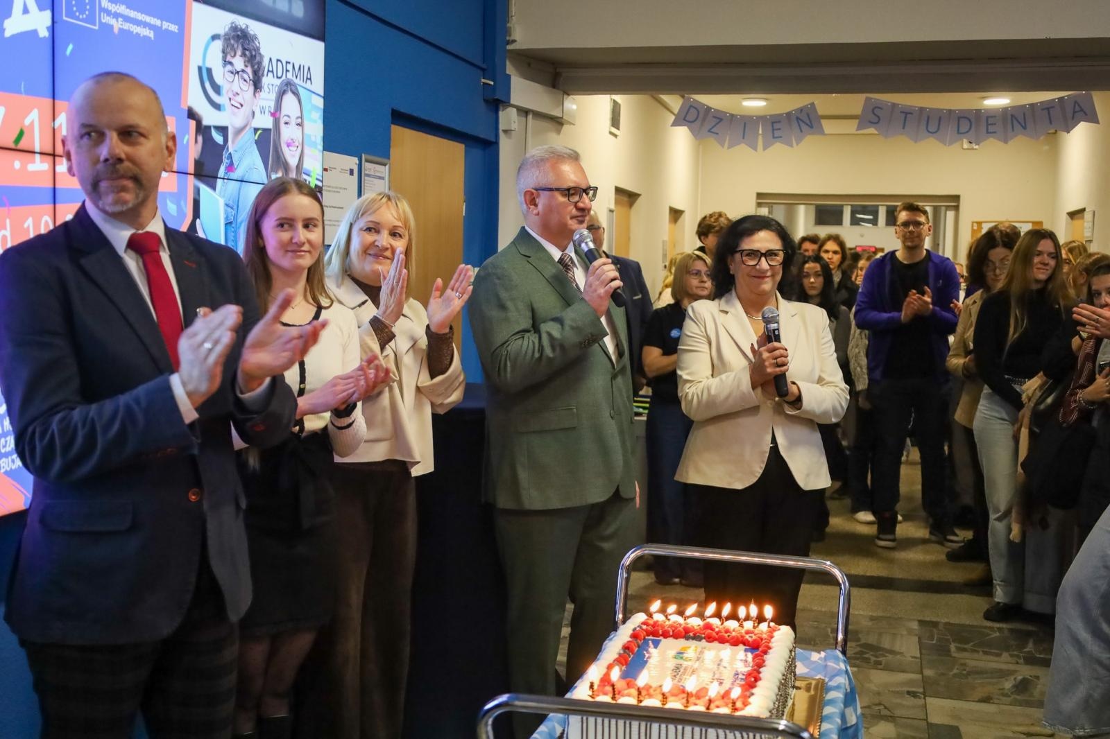 Zdjęcie w galerii na portalu naszraciborz.pl: Międzynarodowy Dzień Studenta w raciborskiej ANS. Święto pełne energii, integracji i słodkich atrakcji wiadomości z regionu