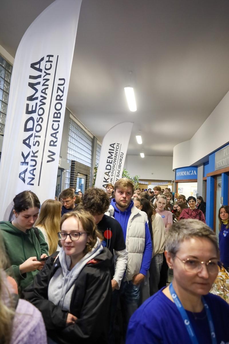 Zdjęcie w galerii na portalu naszraciborz.pl: Międzynarodowy Dzień Studenta w raciborskiej ANS. Święto pełne energii, integracji i słodkich atrakcji wiadomości z regionu