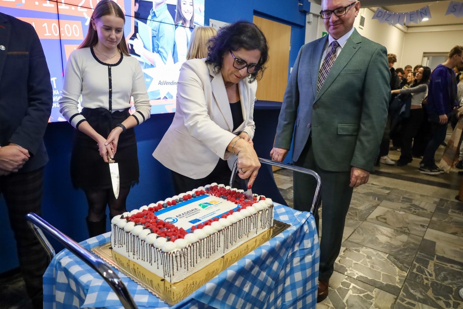 Zdjęcie w galerii na portalu naszraciborz.pl: Międzynarodowy Dzień Studenta w raciborskiej ANS. Święto pełne energii, integracji i słodkich atrakcji wiadomości z regionu