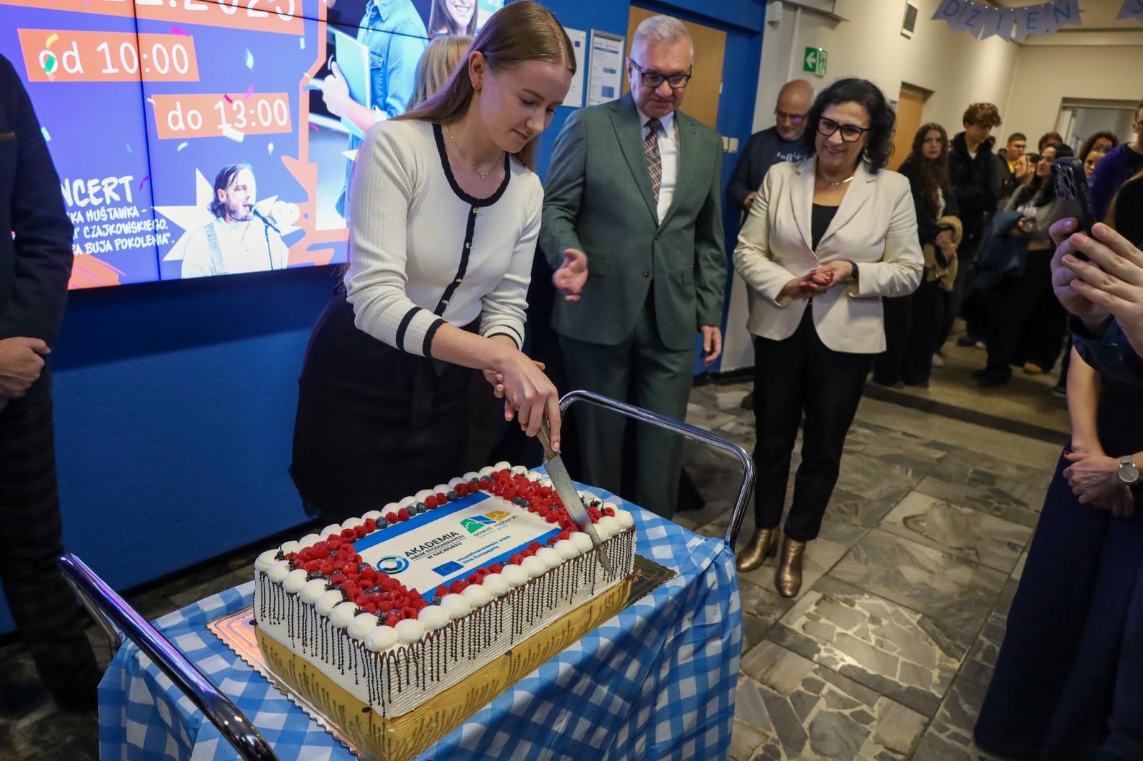 Zdjęcie w galerii na portalu naszraciborz.pl: Międzynarodowy Dzień Studenta w raciborskiej ANS. Święto pełne energii, integracji i słodkich atrakcji wiadomości z regionu