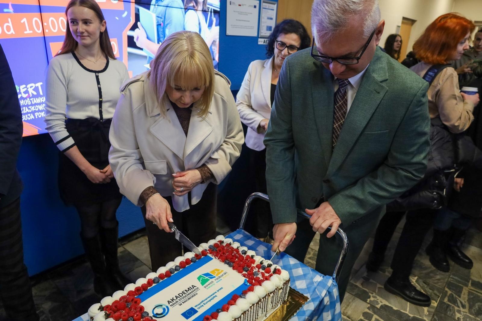 Zdjęcie w galerii na portalu naszraciborz.pl: Międzynarodowy Dzień Studenta w raciborskiej ANS. Święto pełne energii, integracji i słodkich atrakcji wiadomości z regionu