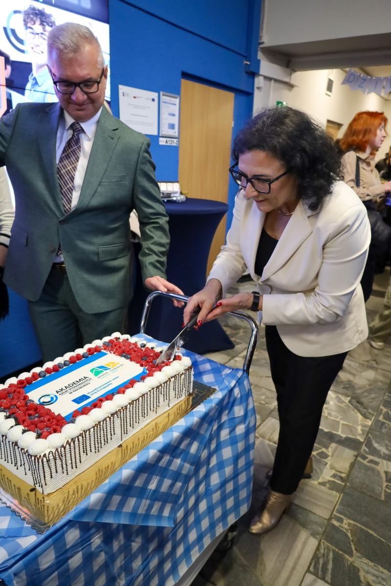 Zdjęcie w galerii na portalu naszraciborz.pl: Międzynarodowy Dzień Studenta w raciborskiej ANS. Święto pełne energii, integracji i słodkich atrakcji wiadomości z regionu