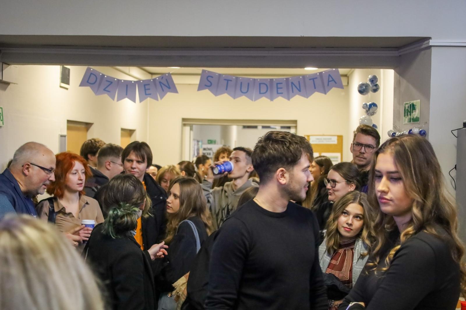 Zdjęcie w galerii na portalu naszraciborz.pl: Międzynarodowy Dzień Studenta w raciborskiej ANS. Święto pełne energii, integracji i słodkich atrakcji wiadomości z regionu