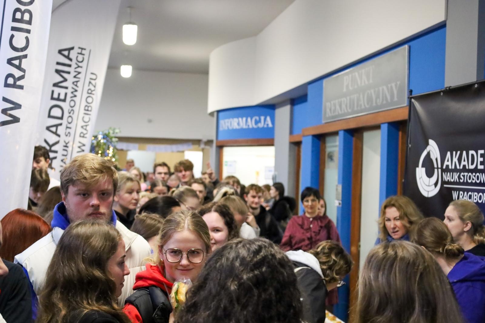 Zdjęcie w galerii na portalu naszraciborz.pl: Międzynarodowy Dzień Studenta w raciborskiej ANS. Święto pełne energii, integracji i słodkich atrakcji wiadomości z regionu