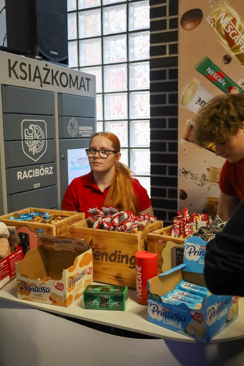 Zdjęcie w galerii na portalu naszraciborz.pl: Międzynarodowy Dzień Studenta w raciborskiej ANS. Święto pełne energii, integracji i słodkich atrakcji wiadomości z regionu