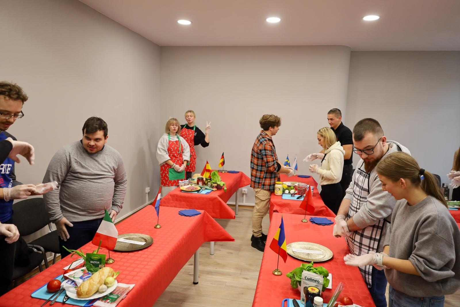 Zdjęcie w galerii na portalu naszraciborz.pl: Międzynarodowy Dzień Studenta w raciborskiej ANS. Święto pełne energii, integracji i słodkich atrakcji wiadomości z regionu