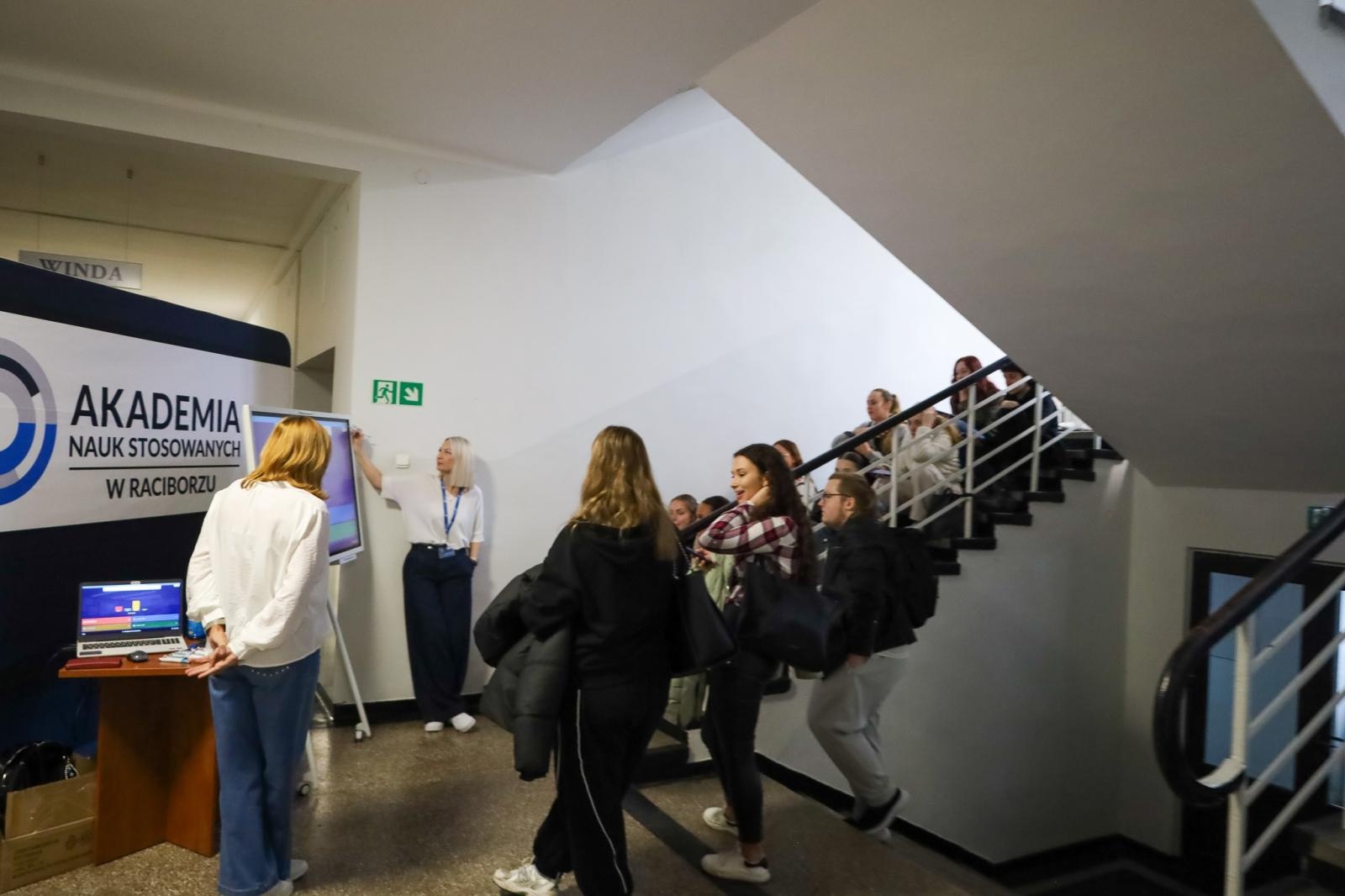 Zdjęcie w galerii na portalu naszraciborz.pl: Międzynarodowy Dzień Studenta w raciborskiej ANS. Święto pełne energii, integracji i słodkich atrakcji wiadomości z regionu