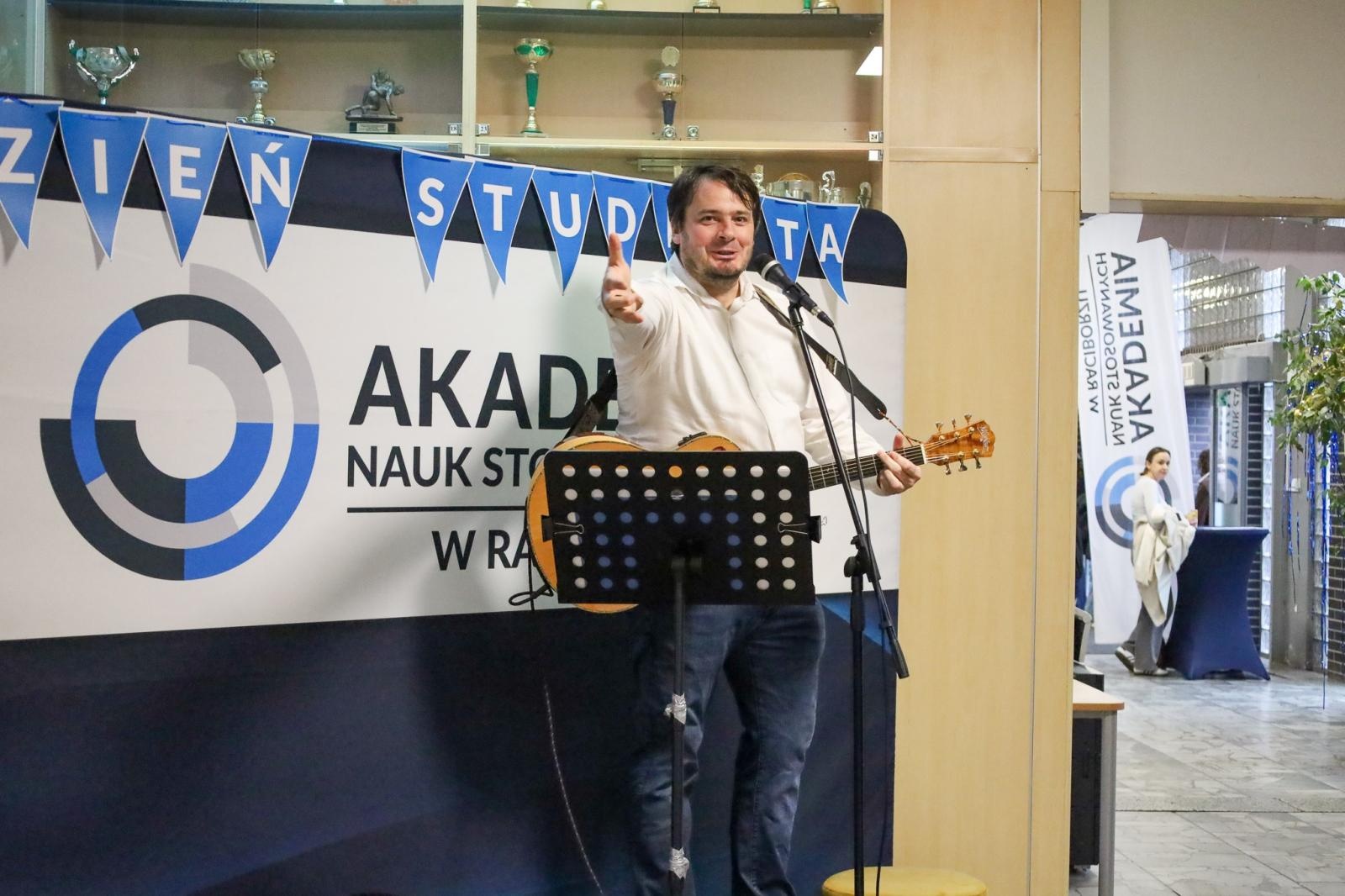 Zdjęcie w galerii na portalu naszraciborz.pl: Międzynarodowy Dzień Studenta w raciborskiej ANS. Święto pełne energii, integracji i słodkich atrakcji wiadomości z regionu