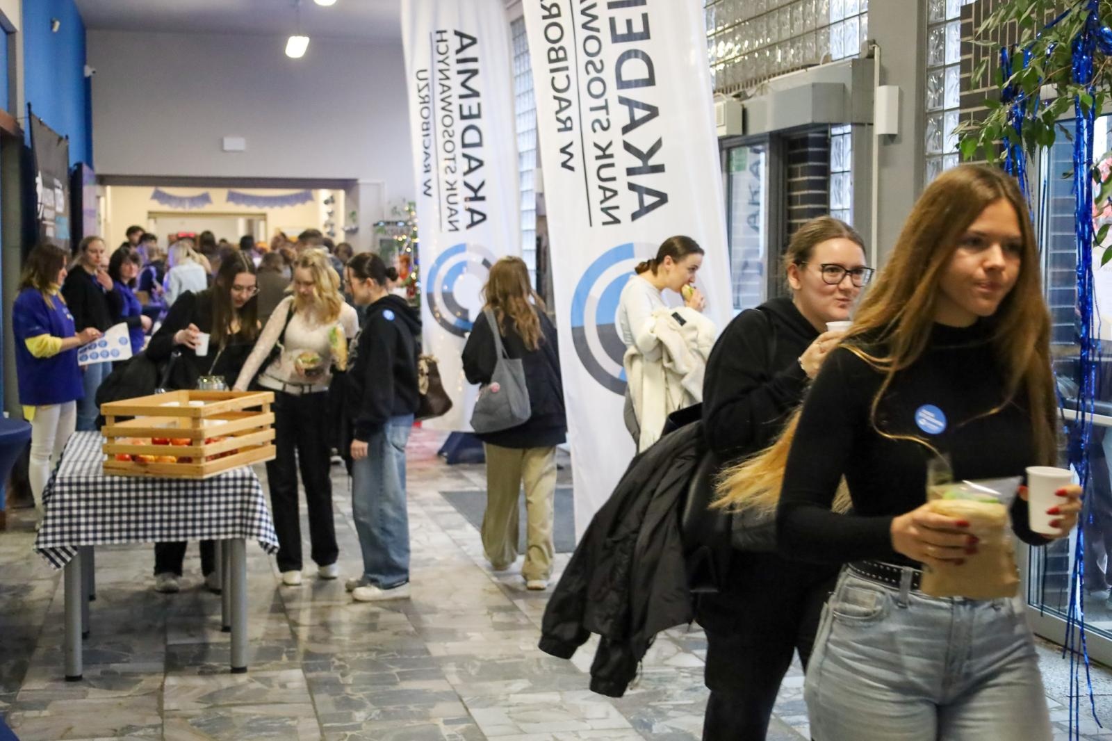 Zdjęcie w galerii na portalu naszraciborz.pl: Międzynarodowy Dzień Studenta w raciborskiej ANS. Święto pełne energii, integracji i słodkich atrakcji wiadomości z regionu