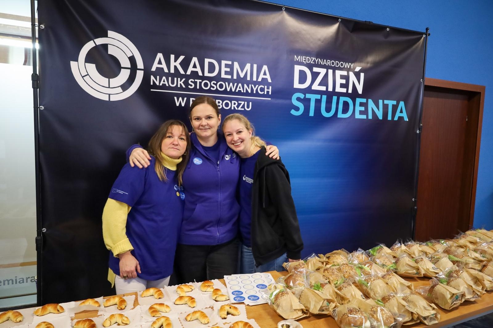 Zdjęcie w galerii na portalu naszraciborz.pl: Międzynarodowy Dzień Studenta w raciborskiej ANS. Święto pełne energii, integracji i słodkich atrakcji wiadomości z regionu