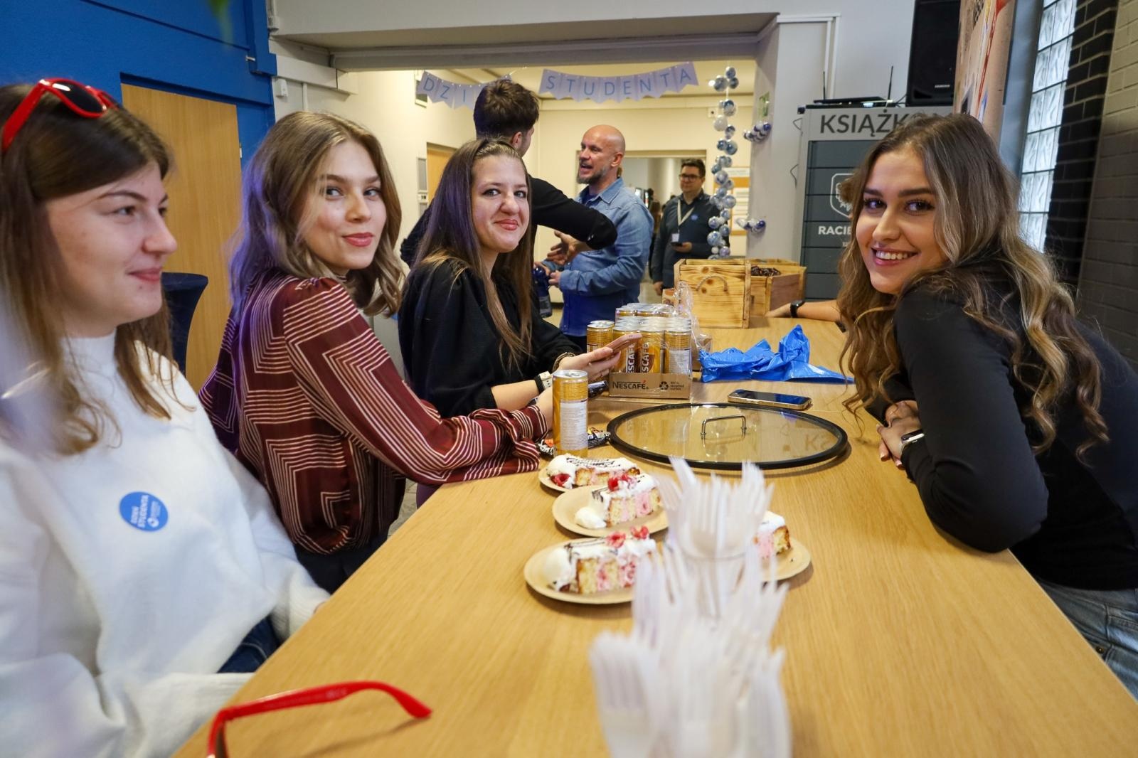 Zdjęcie w galerii na portalu naszraciborz.pl: Międzynarodowy Dzień Studenta w raciborskiej ANS. Święto pełne energii, integracji i słodkich atrakcji wiadomości z regionu