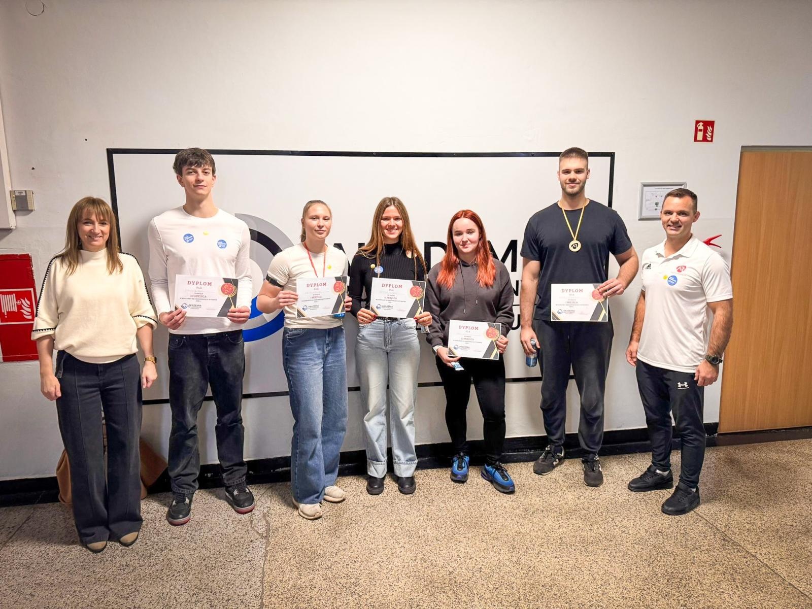 Zdjęcie w galerii na portalu naszraciborz.pl: Międzynarodowy Dzień Studenta w raciborskiej ANS. Święto pełne energii, integracji i słodkich atrakcji wiadomości z regionu