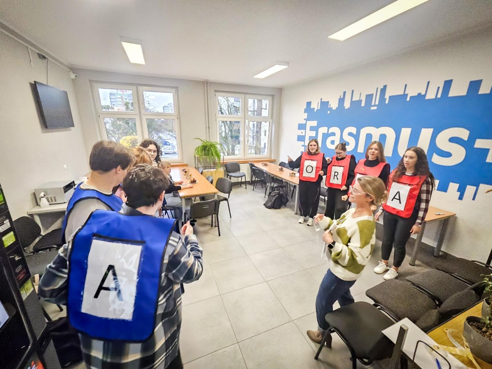 Zdjęcie w galerii na portalu naszraciborz.pl: Międzynarodowy Dzień Studenta w raciborskiej ANS. Święto pełne energii, integracji i słodkich atrakcji wiadomości z regionu