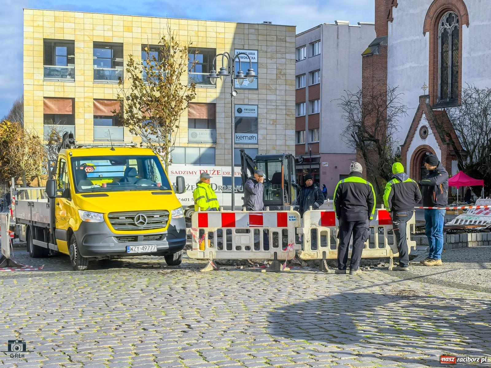 Zdjęcie w galerii na portalu naszraciborz.pl: Ile kosztowały drzewa na Rynku? Prezydent pokazuje rachunek wiadomości z regionu