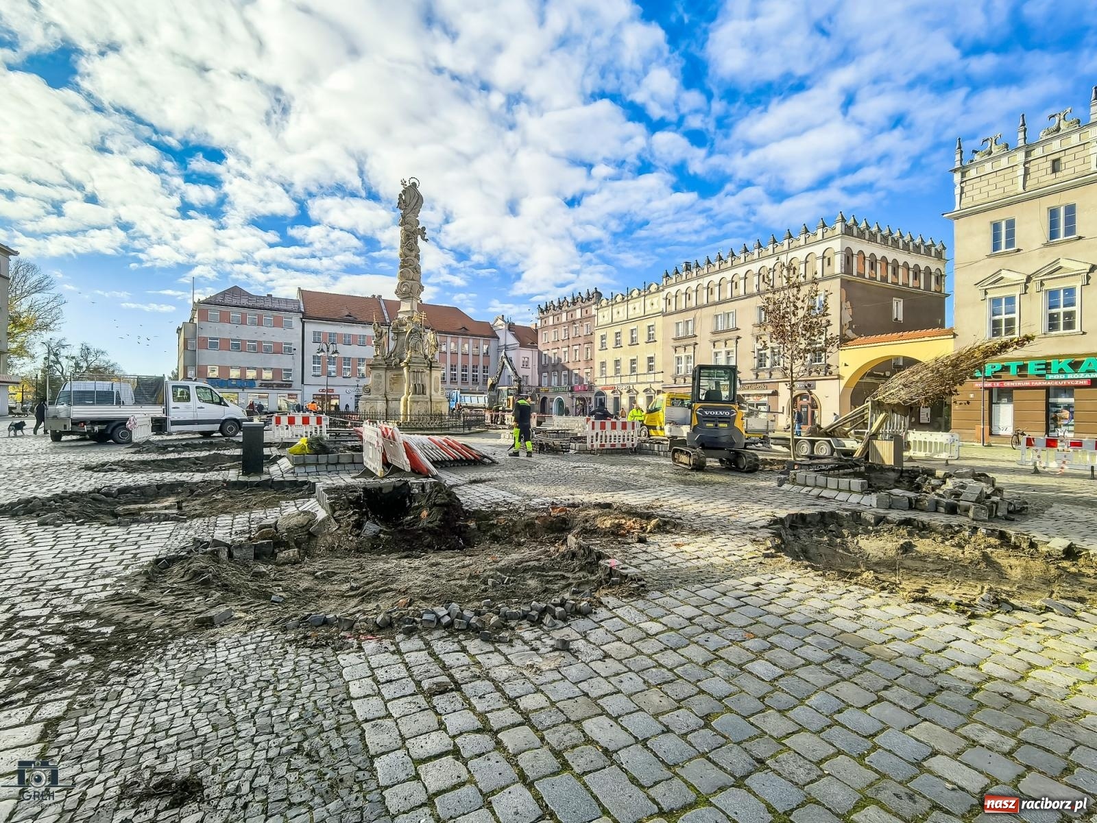 Zdjęcie w galerii na portalu naszraciborz.pl: Ile kosztowały drzewa na Rynku? Prezydent pokazuje rachunek wiadomości z regionu