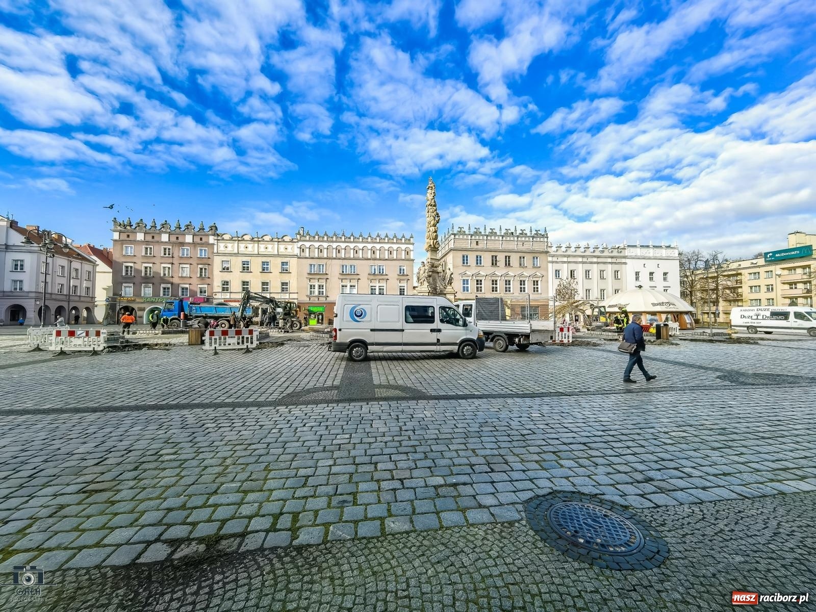 Zdjęcie w galerii na portalu naszraciborz.pl: Ile kosztowały drzewa na Rynku? Prezydent pokazuje rachunek wiadomości z regionu