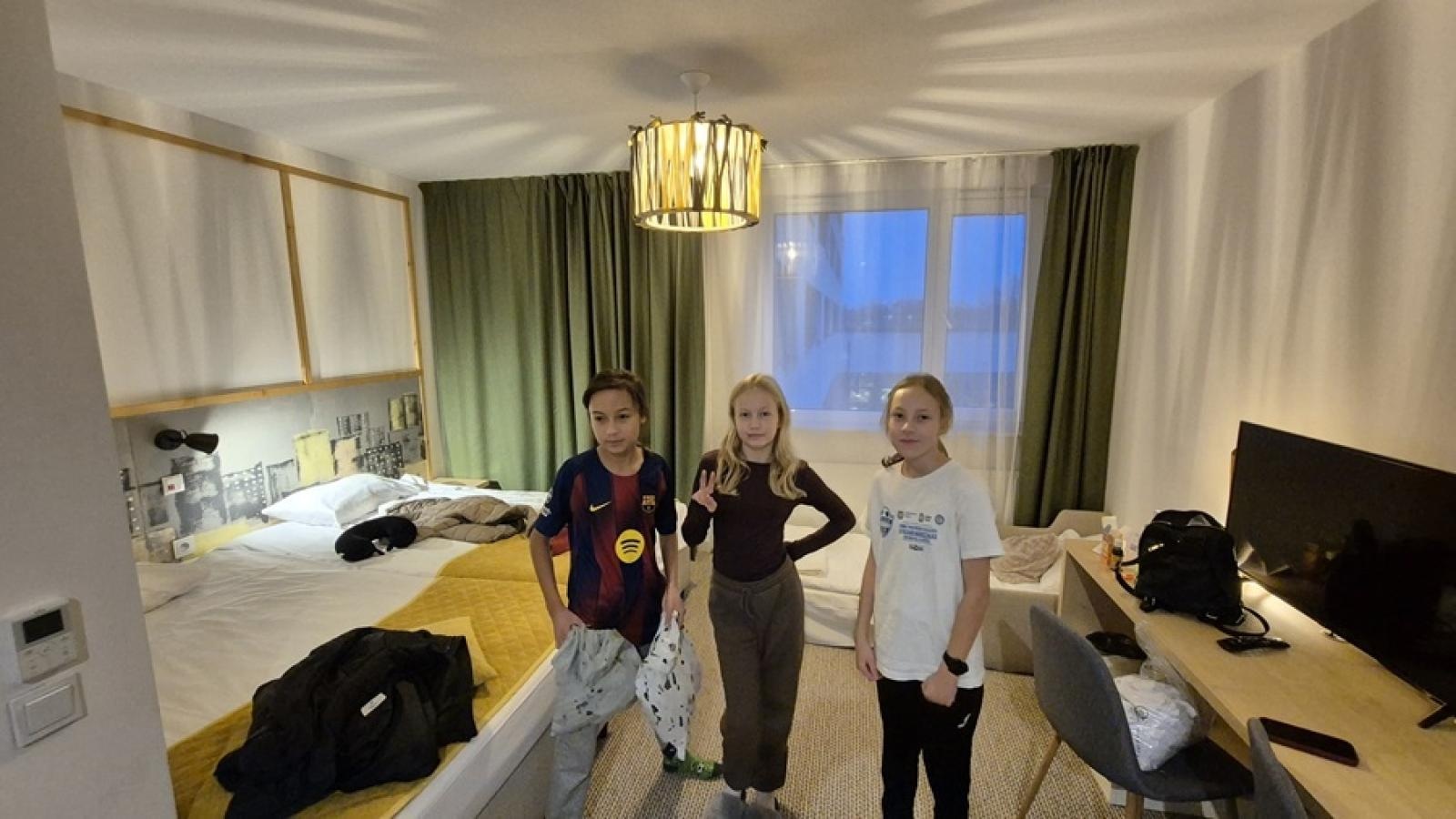 Zdjęcie w galerii na portalu naszraciborz.pl: Z Orlika na Stadion. Historyczny sukces dziewcząt z ZSP Pogrzebień [FOTO] wiadomości z regionu