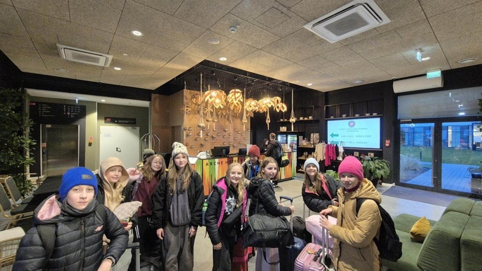 Zdjęcie w galerii na portalu naszraciborz.pl: Z Orlika na Stadion. Historyczny sukces dziewcząt z ZSP Pogrzebień [FOTO] wiadomości z regionu