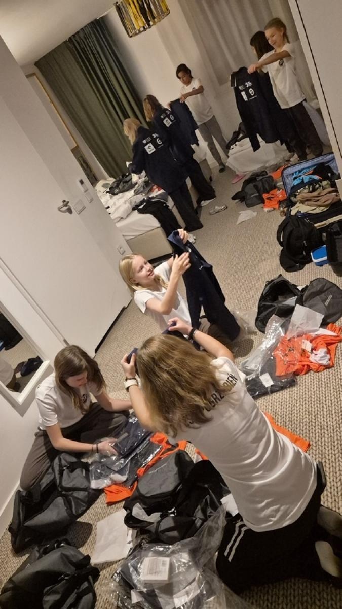 Zdjęcie w galerii na portalu naszraciborz.pl: Z Orlika na Stadion. Historyczny sukces dziewcząt z ZSP Pogrzebień [FOTO] wiadomości z regionu