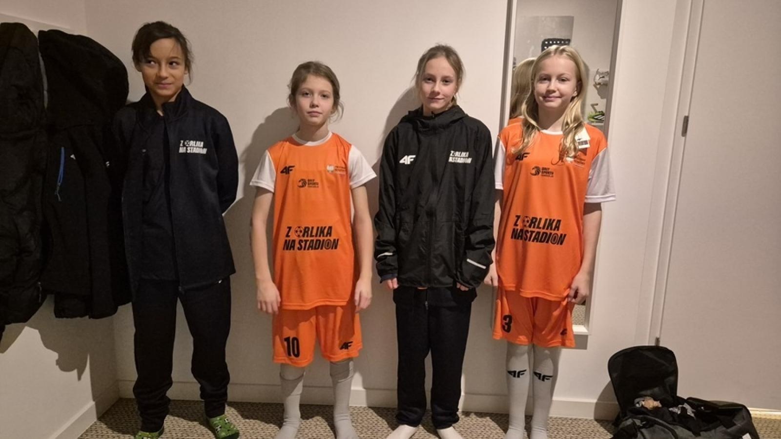 Zdjęcie w galerii na portalu naszraciborz.pl: Z Orlika na Stadion. Historyczny sukces dziewcząt z ZSP Pogrzebień [FOTO] wiadomości z regionu