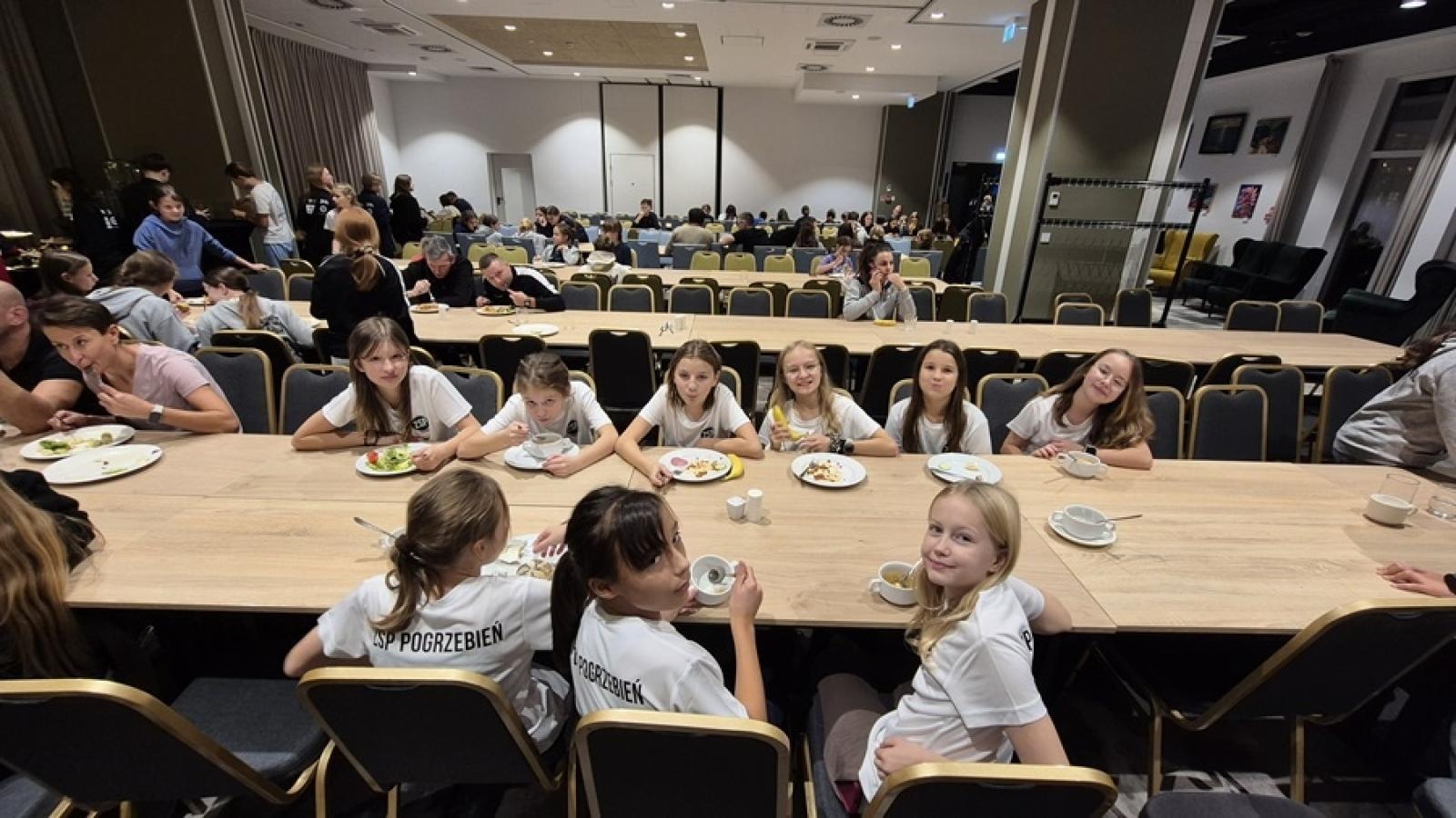 Zdjęcie w galerii na portalu naszraciborz.pl: Z Orlika na Stadion. Historyczny sukces dziewcząt z ZSP Pogrzebień [FOTO] wiadomości z regionu