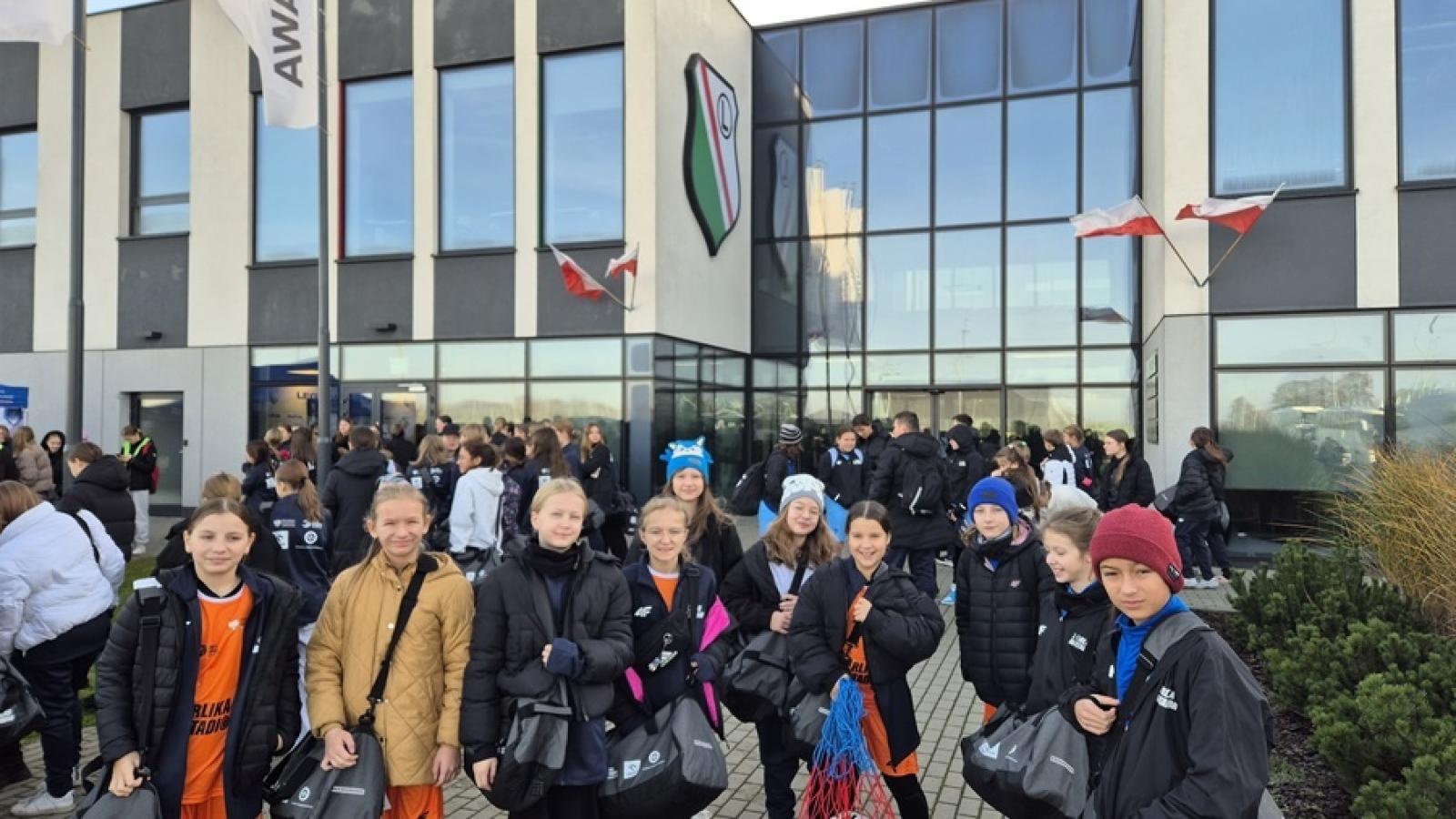 Zdjęcie w galerii na portalu naszraciborz.pl: Z Orlika na Stadion. Historyczny sukces dziewcząt z ZSP Pogrzebień [FOTO] wiadomości z regionu